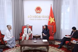 越南外交部副部长黎氏秋姮会见里士满公爵夫妇。图自越通社