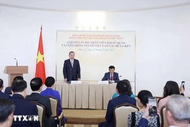 苏林总书记会见越南驻白俄罗斯大使馆工作人员和侨胞代表。图自越通社