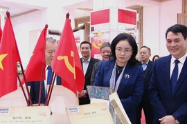 与会代表参观展会。图自越通社