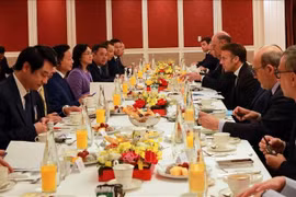 工作早餐现场。图自越通社