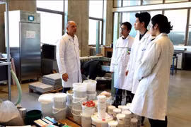 建筑材料领域的专家卢克·库拉尔（Luc Courard）教授指导河内建筑大学的学生研究利用回收材料生产压制砖。图自越通社