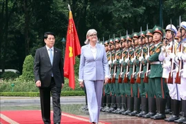 越南国家主席梁强和澳大利亚总督萨曼莎·莫斯廷检阅越南人民军仪仗队。图自越通社