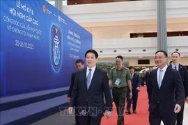 越南国家主席梁强视察《河内公约》开放签署仪式准备工作。图自越通社