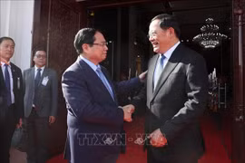 越南政府总理范明政与老挝总理宋赛·西潘敦。图自越通社