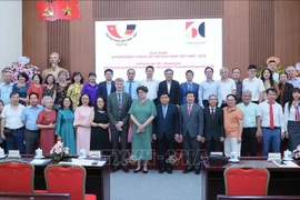 与会代表合影。图自越通社