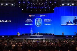 白俄罗斯内务部长伊万·库布拉科夫在《联合国打击网络犯罪公约》上签字。图自越通社
