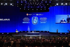 白俄罗斯内务部长伊万·库布拉科夫在《联合国打击网络犯罪公约》上签字。图自越通社