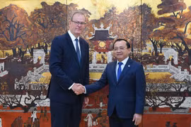 财政部副部长黎晋近与英国出口融资署首席执行官蒂姆·里德。图自越通社