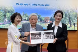 原公安部管理局副局长黎芳与原《人民报》摄影部副主任郑海同胡志明主席遗迹区主任黎氏凤合影。图自越通社