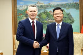 越南政府副总理黎成龙与澳大利亚教育部长杰森·克莱尔。图自越通社