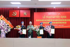 4月25日，越南公安部在河内举行仪式，向2025年参与联合国南苏丹特派团的三名警官颁发国家主席的决定书。。图自越通社