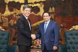 越南政府总理范明政会见新加坡公共服务统筹部长兼国防部长陈振声。图自越通社