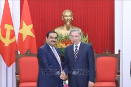 越共中央总书记苏林与印度阿达尼集团董事长高塔姆·阿达尼。图自越通社