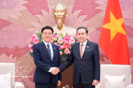 越南国会主席陈青敏（右）与韩国Kimhakmin E-roun经济研究院院长金学敏。图自越通社