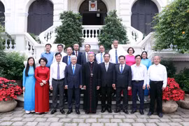越南党、国家和祖国阵线领导代表团在胡志明市开展圣诞节慰问活动。图自越通社