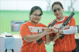 越南女射手郑秋荣（右）。图自越通社