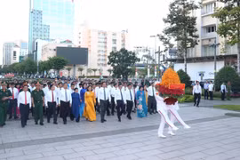胡志明市领导献花缅怀胡志明主席。图自越通社