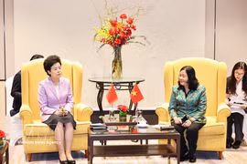 越南祖国阵线中央委员会主席阮氏明怀与中国全国政协副主席咸辉。图自越通社