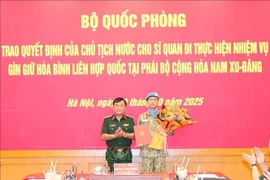 越南国防部10日上午在河内举办仪式，向赴联合国执行维和任务的官兵颁发国家主席任命决定。图自越通社