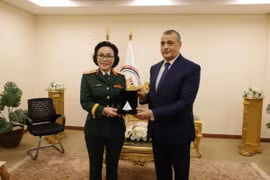 越南国防工业局副主任潘氏怀云少将与埃及军事生产国务部长穆罕默德·萨拉赫·埃尔丁·穆斯塔法。图自越通社