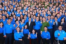 范明政总理同与会代表合影。图自越通社