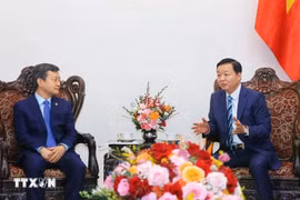越南政府副总理陈红河会见中国土木工程集团有限公司总经理陈思昌。图自越通社
