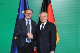 越南政府常务副总理阮和平与德国联邦议院副议长博多·拉梅洛。图自越通社