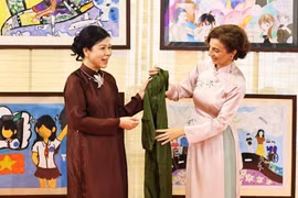 苏林总书记夫人与联合国教科文组织总干事奥黛丽·阿祖莱参观越南妇女博物馆。图自越通社