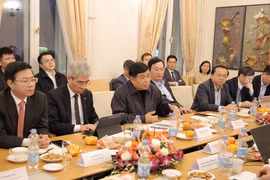 越南政府副总理阮志勇发表讲话。图自越通社