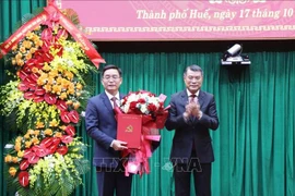 中央组织部部长黎明兴向阮廷忠同志颁发决定。图自越通社