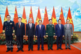 越南政府总理范明政同双方部长合影。图自越通社