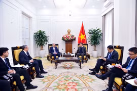 越南外交部常务副部长阮明羽会见新阿塞拜疆党代表团。图自越通社
