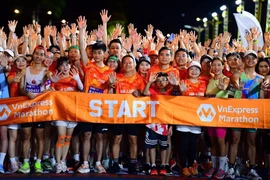 逾万名运动员征服下龙湾赛道。图自越通社