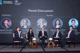 英越加强经济合作会议期间的座谈会现场。图自越通社