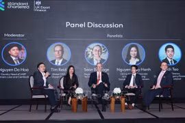 英越加强经济合作会议期间的座谈会现场。图自越通社