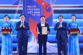 政府总理范明政向荣获2024年第十九届国家新闻奖一等奖的获奖者颁发奖状。图自越通社