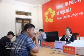 人们来到福和乡公共行政服务中心办理行政手续。图自越通社