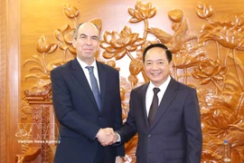 越共中央宣教与民运部长郑文决会见古巴驻越南大使罗赫利奥·波兰科·富恩特斯。图自越通社