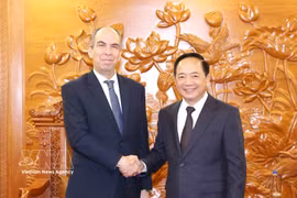 越共中央宣教与民运部长郑文决会见古巴驻越南大使罗赫利奥·波兰科·富恩特斯。图自越通社