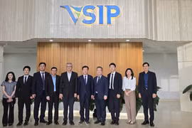 韩国中小企业振兴公团代表团造访越南—新加坡工业园区。图自KOSME