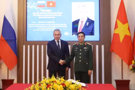 越南国防部长潘文江大将会见俄罗斯联邦安全会议秘书谢尔盖·绍伊古。图自越通社