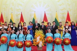 越南国家主席梁强夫妇设宴，欢迎立陶宛总统吉塔纳斯·瑙塞达夫妇来访。图自越通社