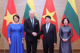 越南国家主席梁强夫妇与立陶宛总统吉塔纳斯·瑙塞达夫妇合影。图自越通社