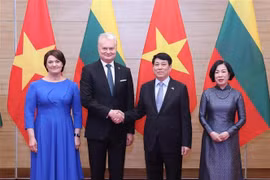 越南国家主席梁强夫妇与立陶宛总统吉塔纳斯·瑙塞达夫妇合影。图自越通社