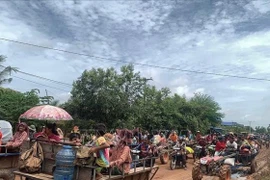 奥多棉吉省边境地区居民撤离至安全地点。图自越通社