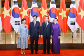 越南国会主席陈青敏夫妇与韩国国会议长禹元植夫妇合影。图自越通社