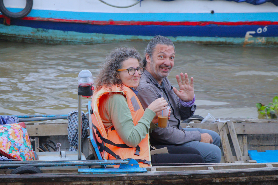 外国游客参观丐冷水上集市。图自越通社