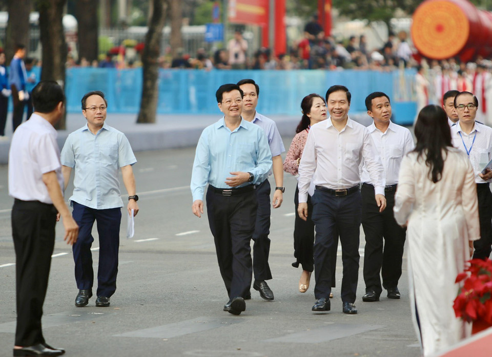 越南政府副总理梅文政出席南方解放、国家统一50周年庆典阅兵、游行活动总彩排。图自 越通社