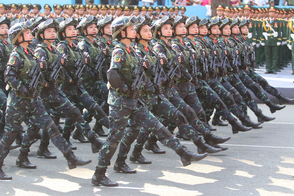 越南人民军各方队参加纪念南方解放、国家统一50周年庆典阅兵、游行总彩排。图自 越通社