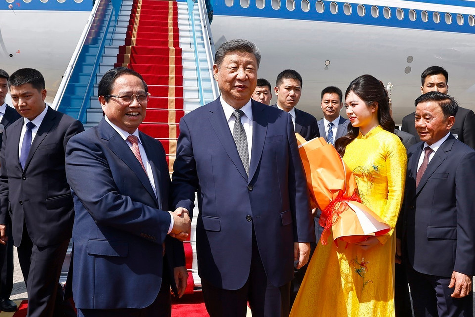 越南政府总理范明政到机场，为中共中央总书记、国家主席习近平送行。图自越通社